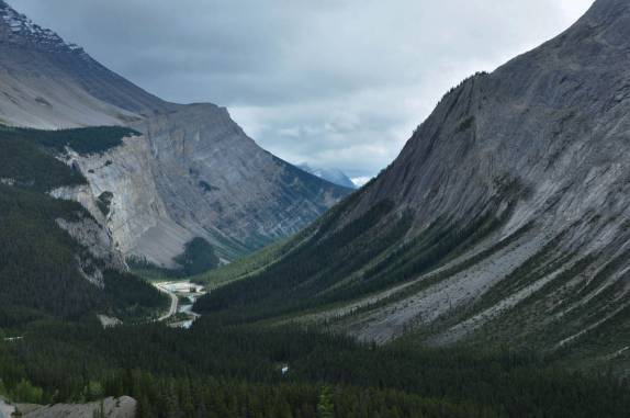 Estrada que corta as montanhas e a belíssima paisagem entre Lake Louise e Jasper, em Alberta, no Canadá